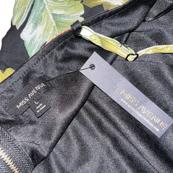 floral print crop top with spaghetti straps and zipper closure in the back - Picture 4 of 5